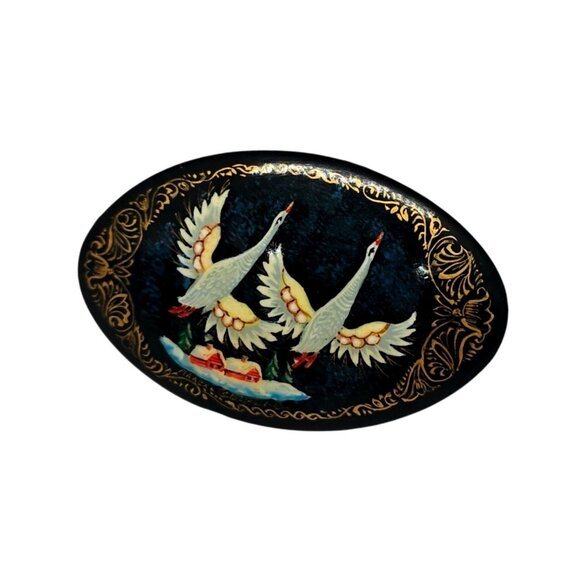 Vtg Russian Black Lacquer Brooch Hand Painted Bird Crane Winter Scene Oval - Picture 2 of 6